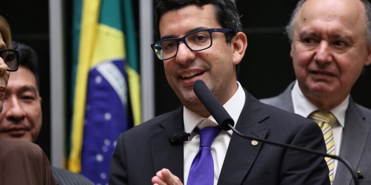 PF mira deputado do RJ e fraudes em contratos de R$ 200 milhões