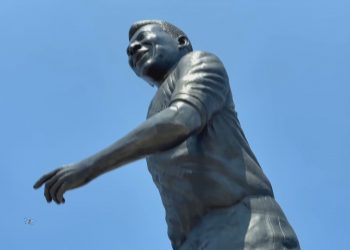 Estátua gigante de Pelé é instalada em cidade do México que receberá jogos da Copa do Mundo de 2026