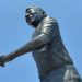 Estátua gigante de Pelé é instalada em cidade do México que receberá jogos da Copa do Mundo de 2026